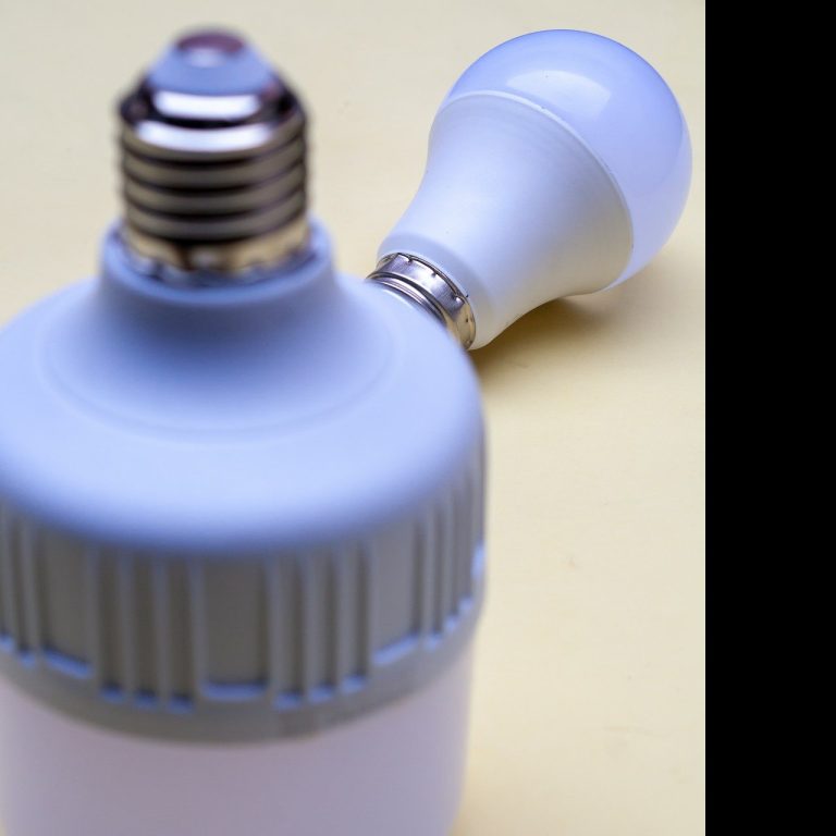 Eine LED-Lampe mit einem grauen Sockel und einer weißen Glaskuppe.