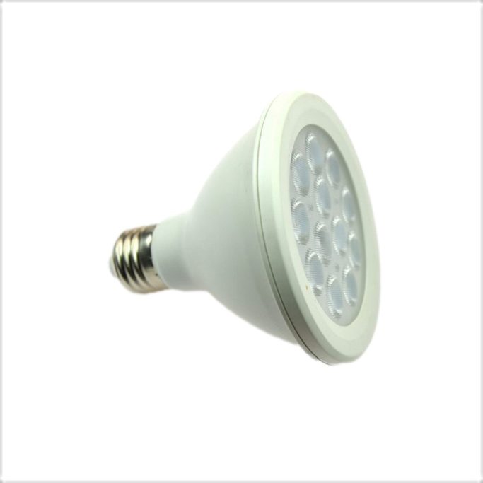 LED-Strahler mit 12 Leuchten, weißen Gehäuse und Standard-E27-Fassung.
