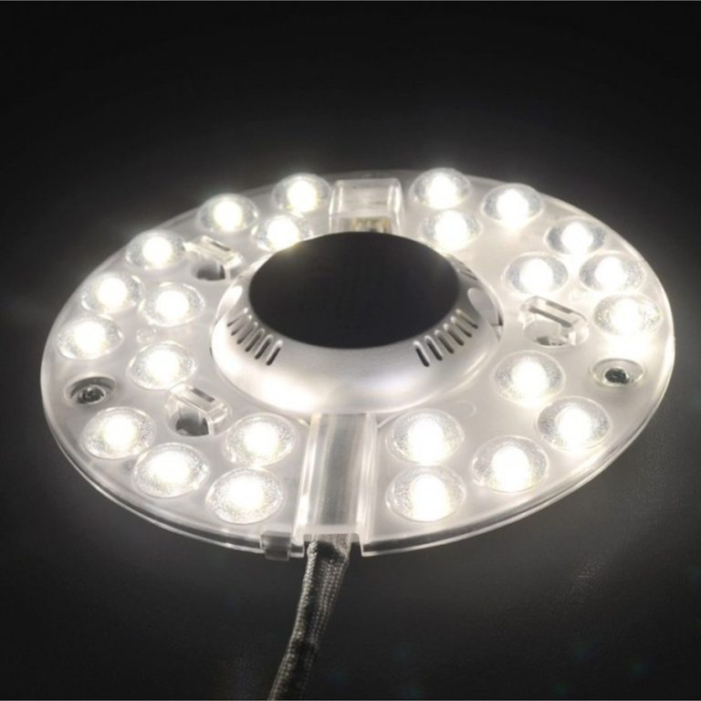 Runde LED-Leuchte mit mehreren Lichtquellen, transparentem Gehäuse und Kabel.