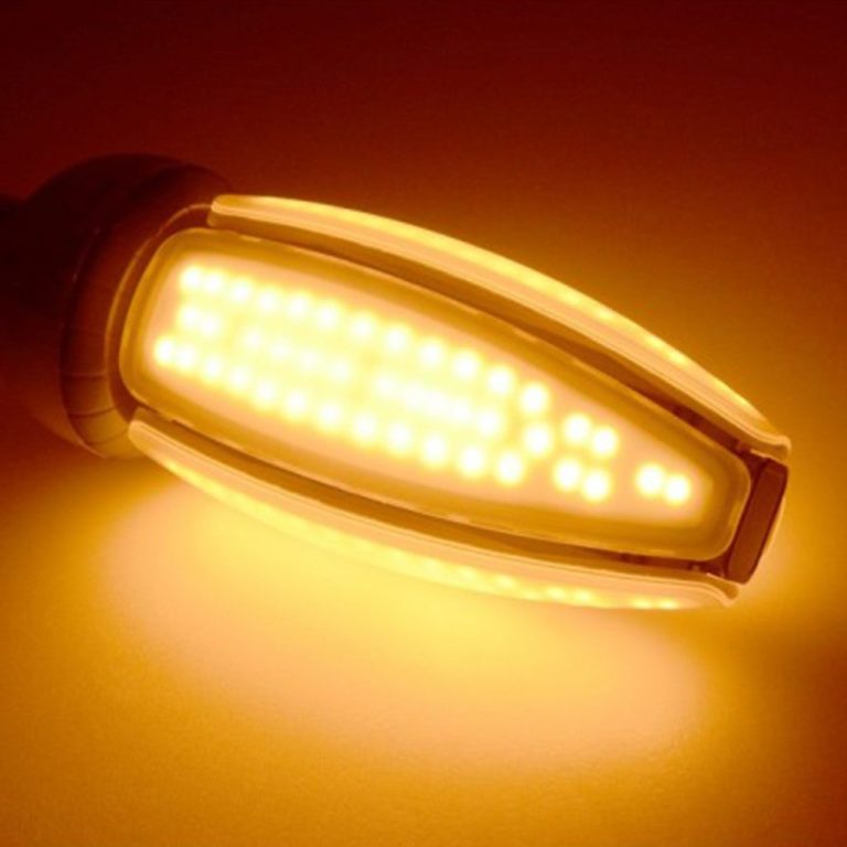 Orange LED-Straßenlampe mit länglicher Form und leuchtenden Punkten.