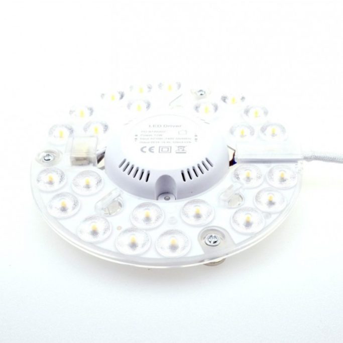 Runde LED-Lampe mit vielen kleinen Lichtquellen auf weißem Hintergrund.