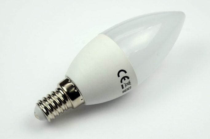 LEd Leuchtmittel in Kerzenform mit E14-Sockel und klarer Spitze.
