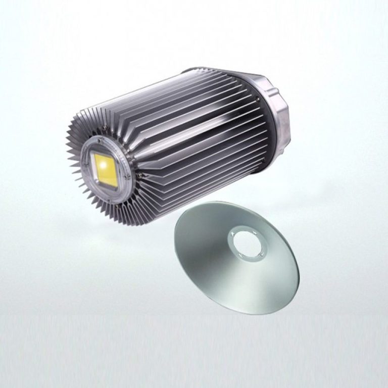 Schwarze LED-Lampe mit Kühler und einer CD daneben.