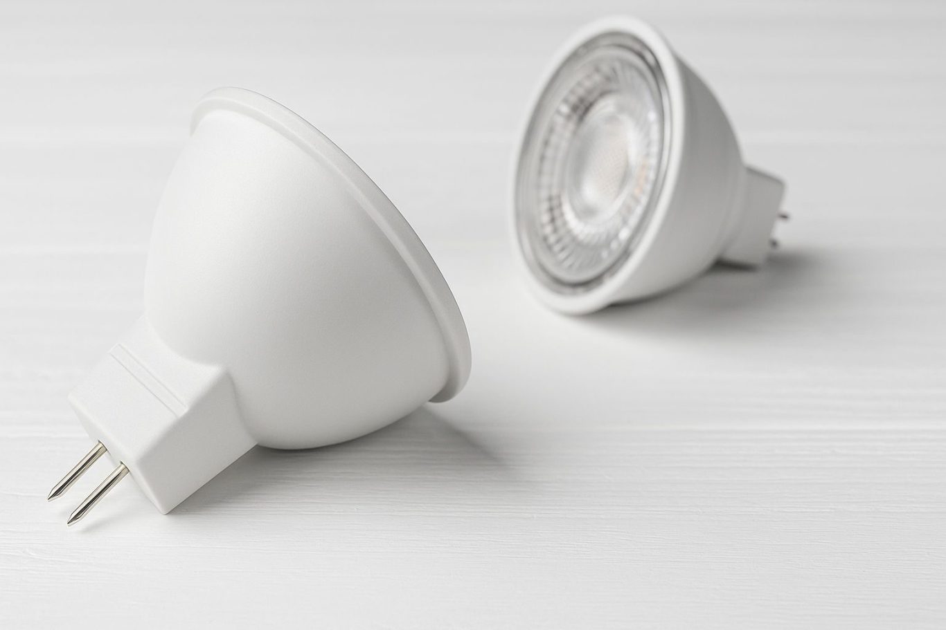 Was bedeutet GU5.3 bei LED-Lampen – Nahaufnahme eines GU5.3-Sockels mit typischen Metallpins – Hero-Bild DC-Lampen