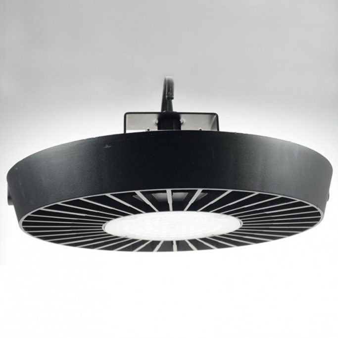 Schwarze Hallenbeleuchtung mit runder Form und zentraler Lichtquelle.