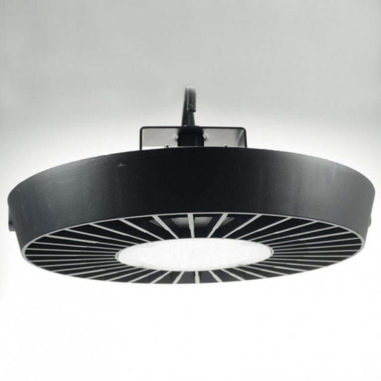 Schwarze runde Hallenbeleuchutng mit offenem Gitterdesign und integriertem Licht.