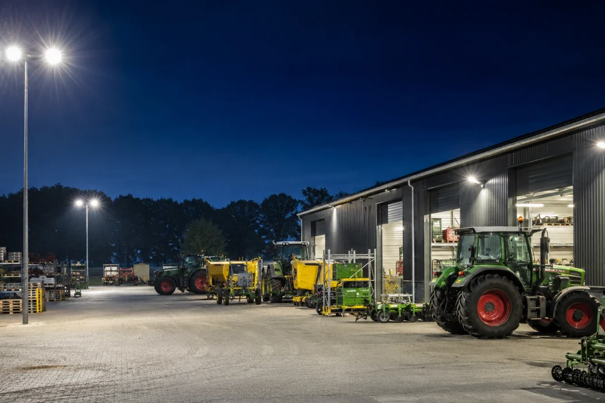 LED Flutlichtstrahler über Hoflager, Maschinenhalle, Werkhof und Zufahrt in Niedersachsen
